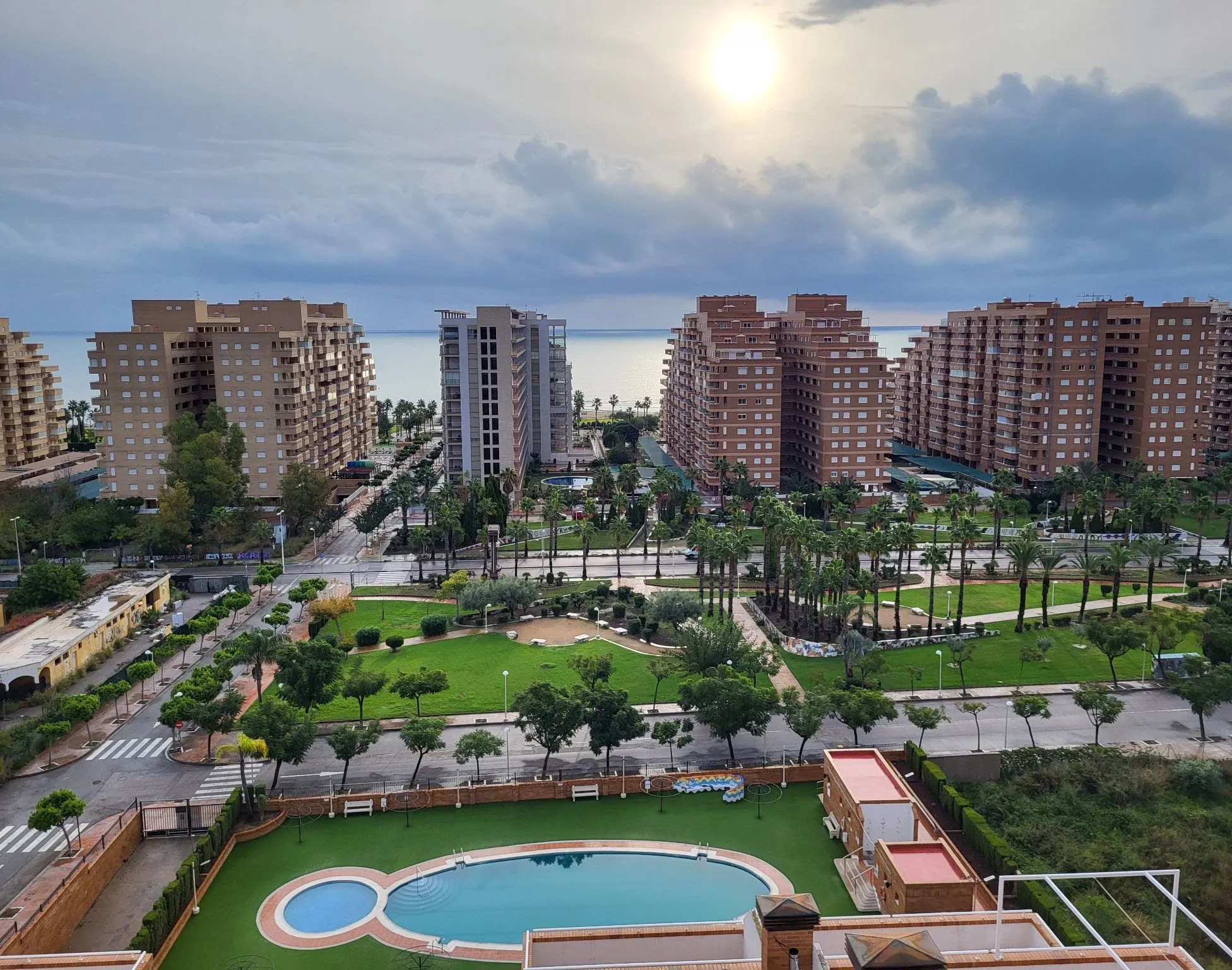 Les jardins et la piscine vus depuis la terrasse