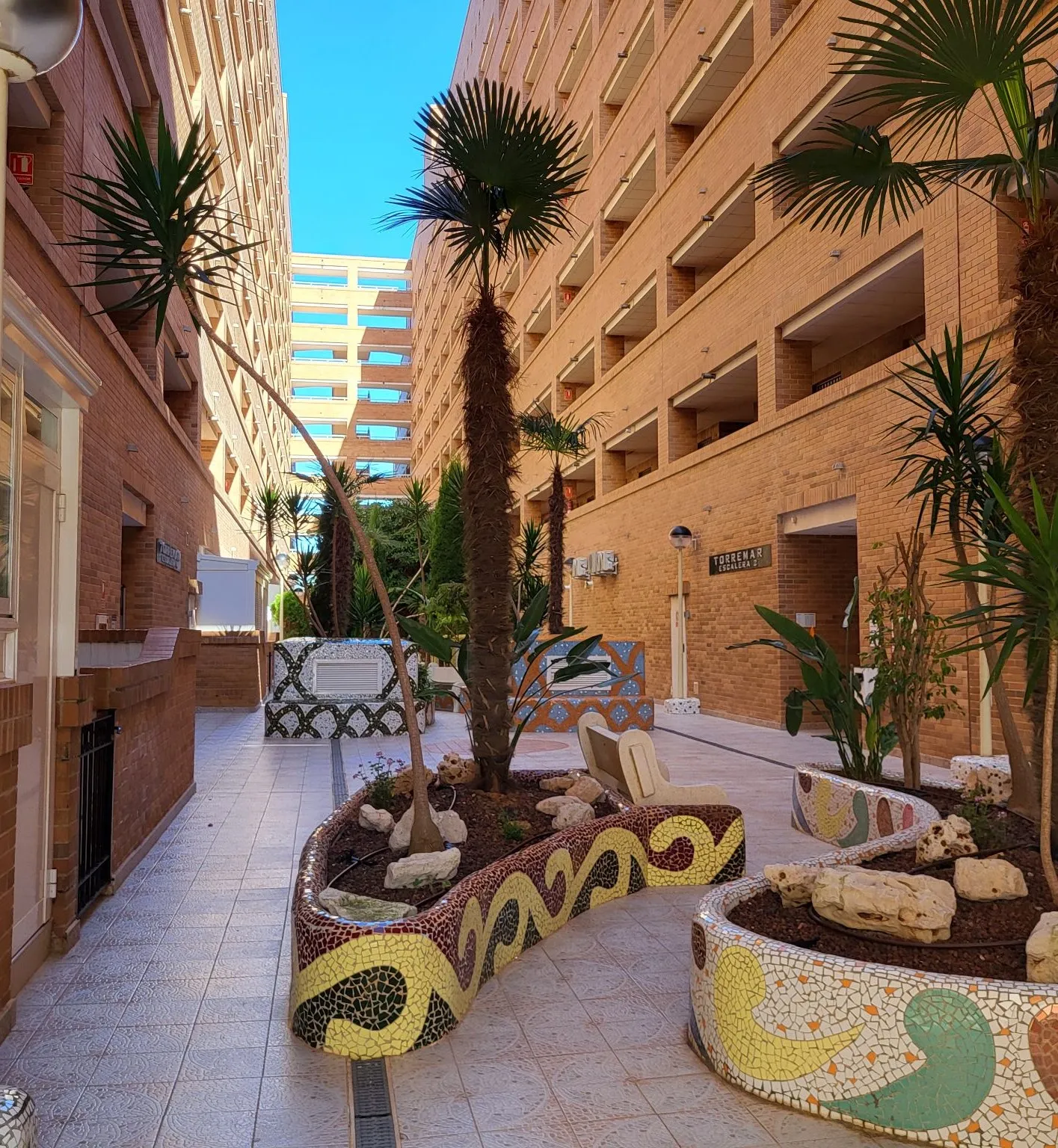 Le patio de la résidence avec ses bancs en mosaïque