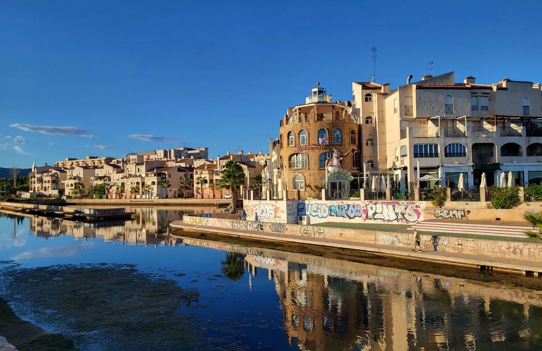 Façades colorées se reflétant dans l'eau à Oropesa del Mar