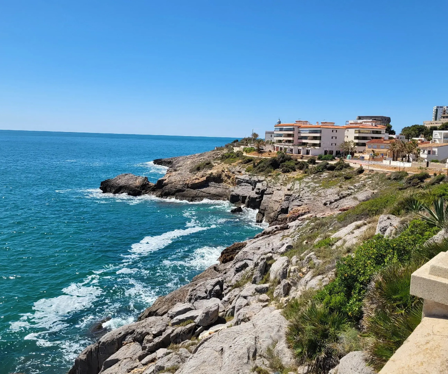 Crique rocheuse et eau turquoise à Oropesa del Mar