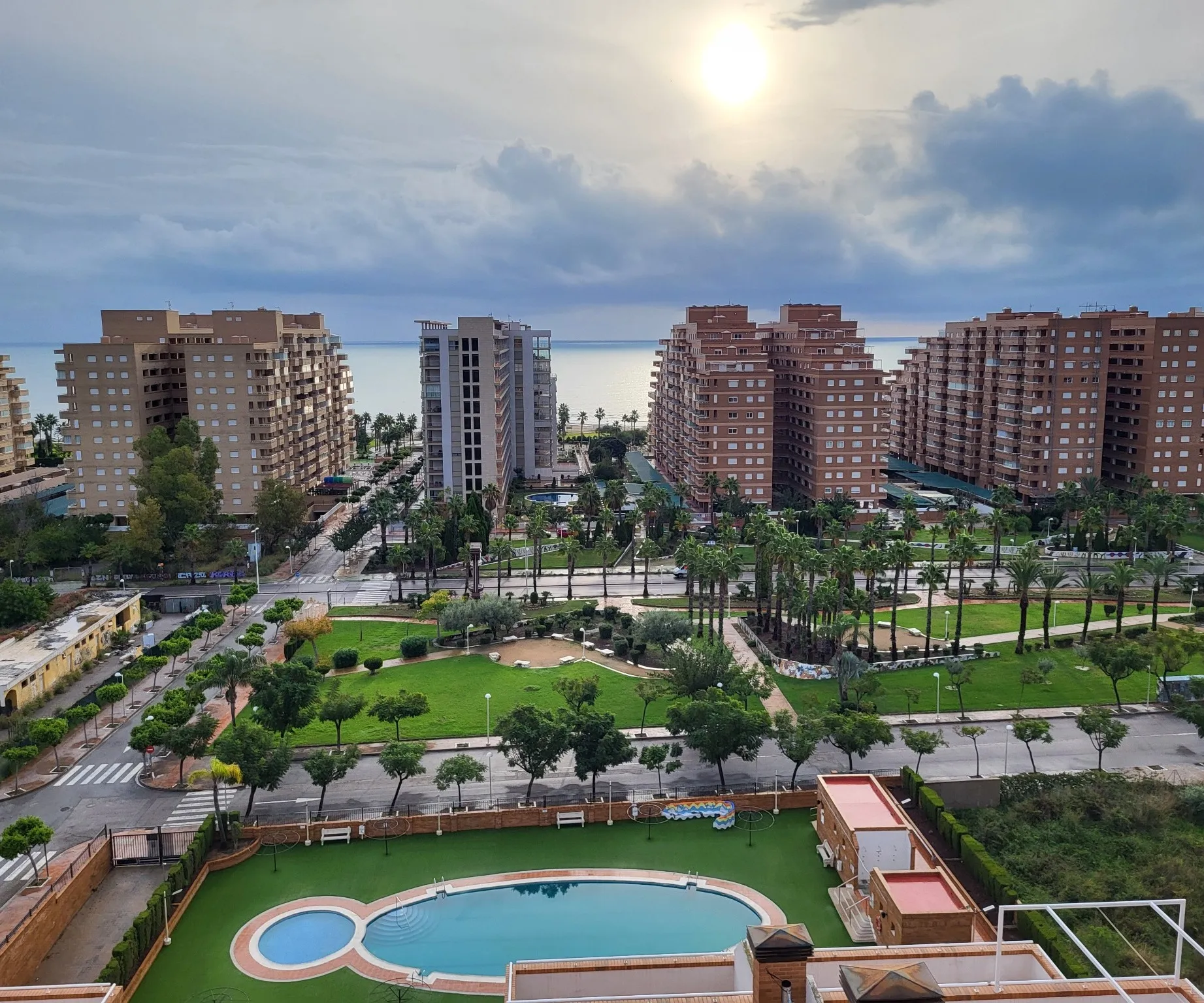 Vue depuis la terrasse sur les jardins, la piscine et la mer
